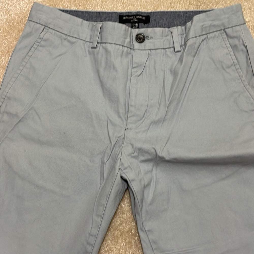 32x32 BANANA REPUBLIC AIDEN FIT Chino 100% GRAY Small dot on back leg